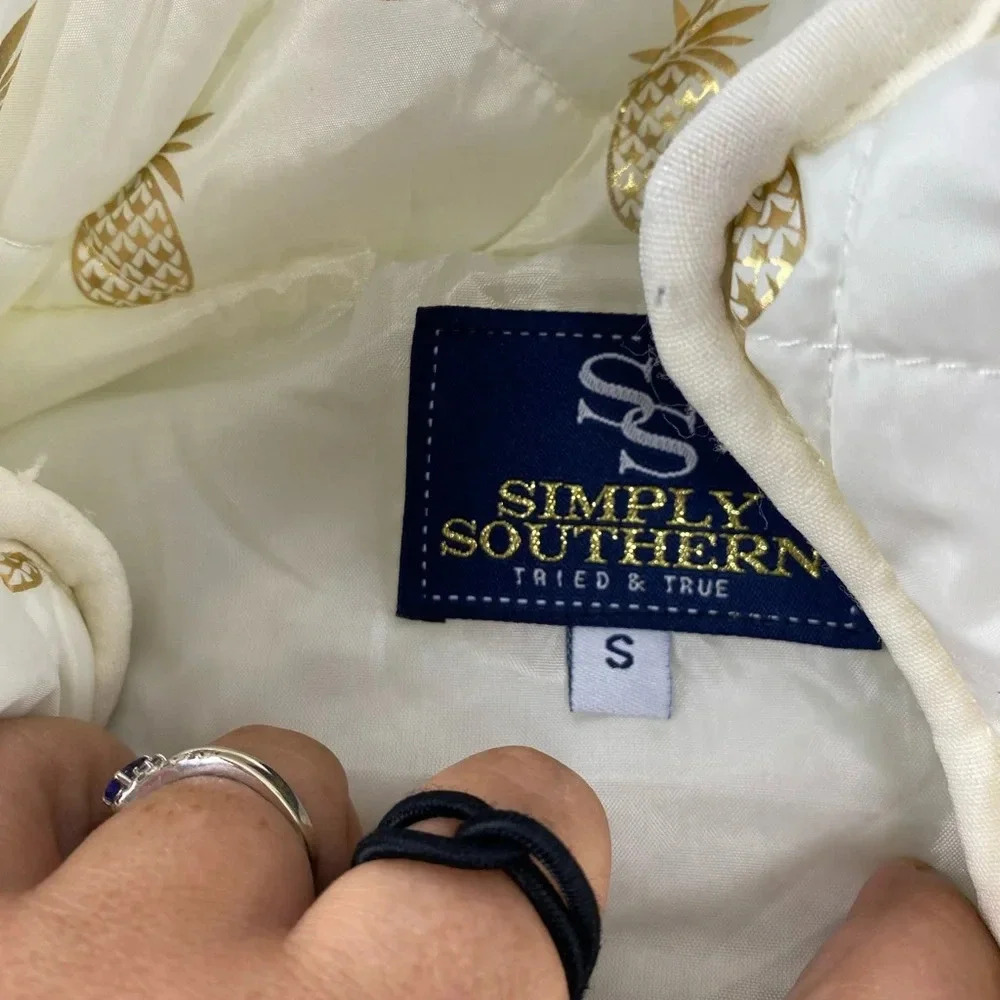 Simply Southern Womens Small Ivory Gold Pineapple Puffer Vest Full Zip Pockets - Picture 5 of 6